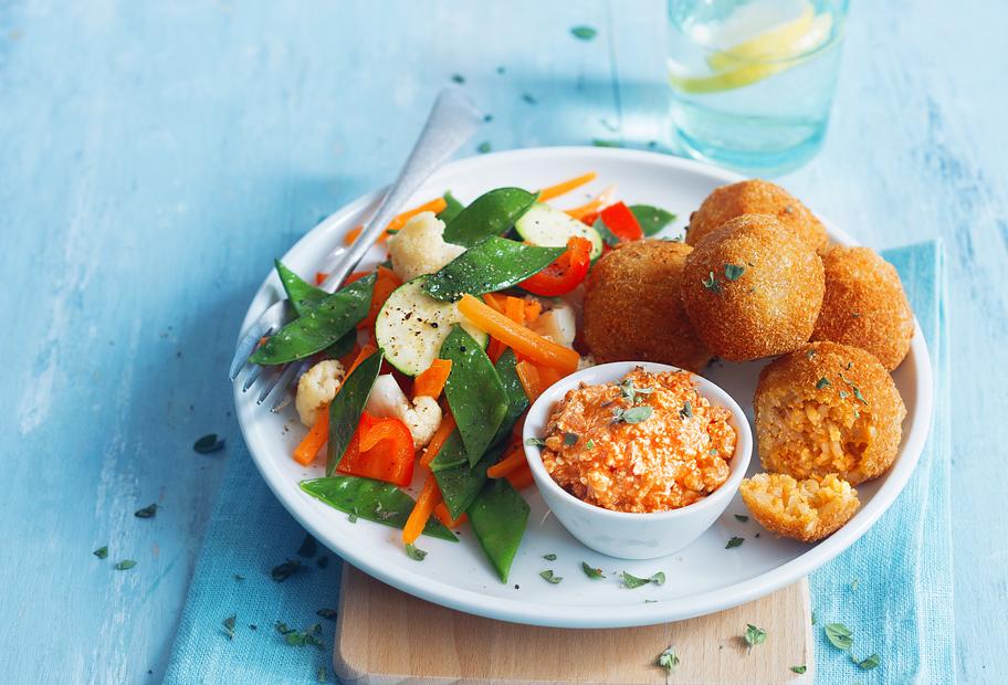 Reisbällchen mit buntem Varoma® Gemüse und Hüttenkäse