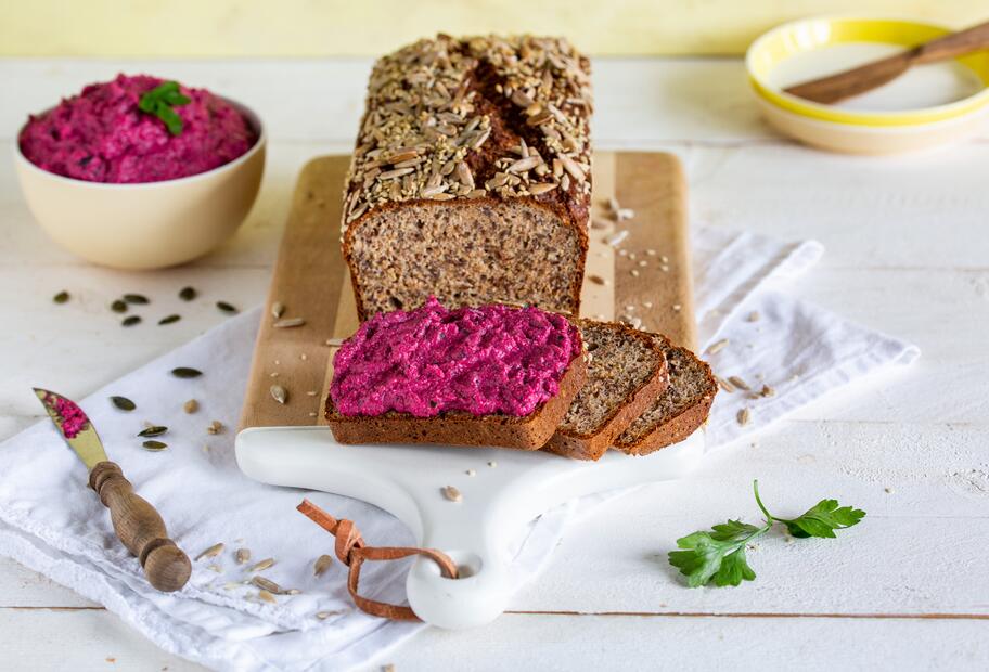 Eiweißbrot mit Rote-Bete-Creme