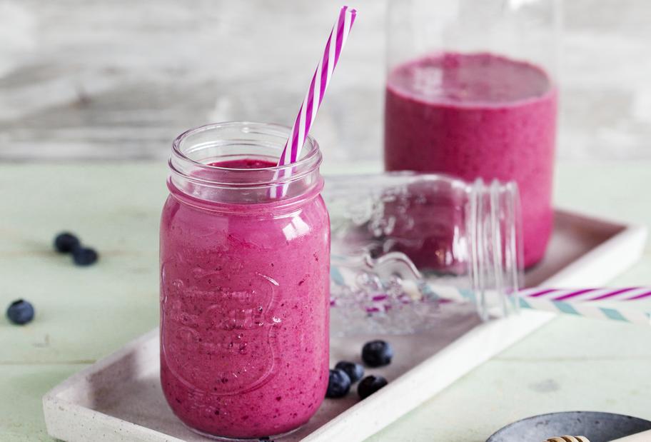 Roter Obstsmoothie mit Zimt