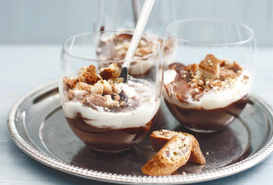 Schichtdessert mit Cantuccinibröseln