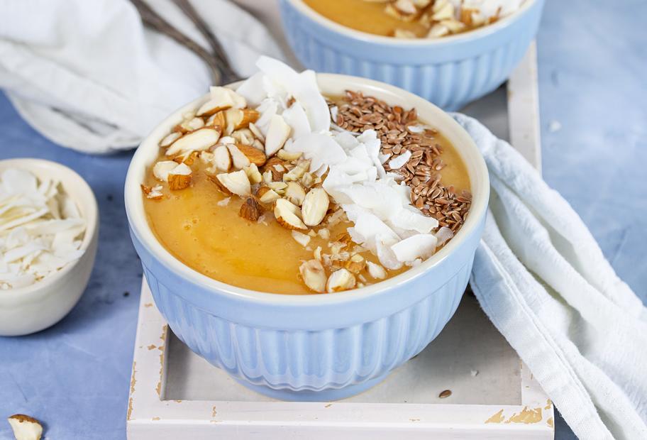 Vitaminreiche Mango-Smoothie-Bowl mit Kokosraspeln