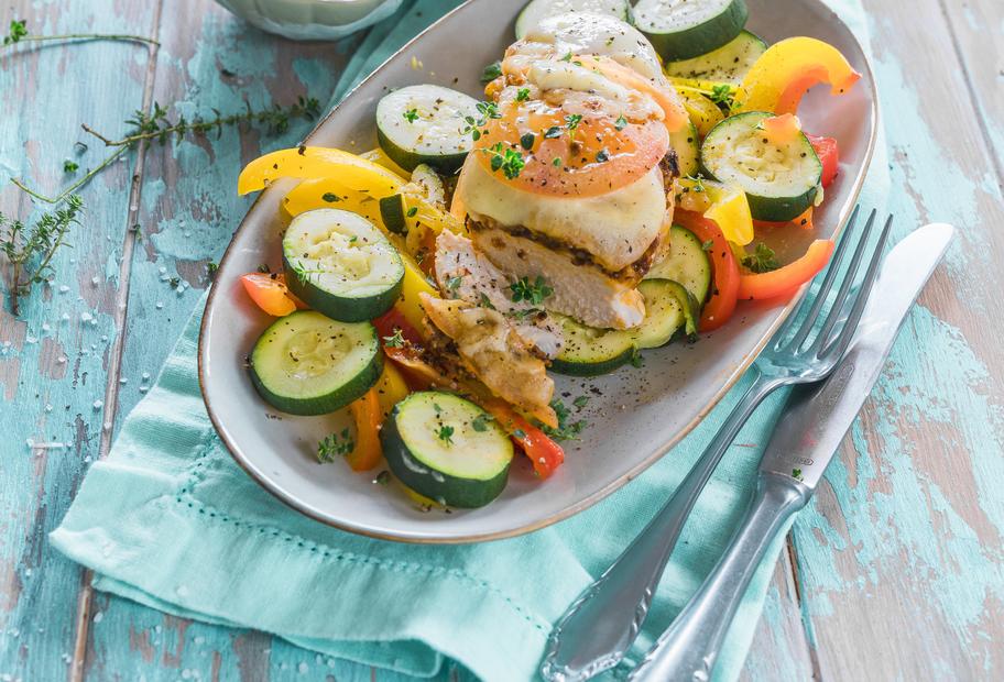 Überbackenes Tomate- Mozzarella-Hähnchen mit Gemüse
