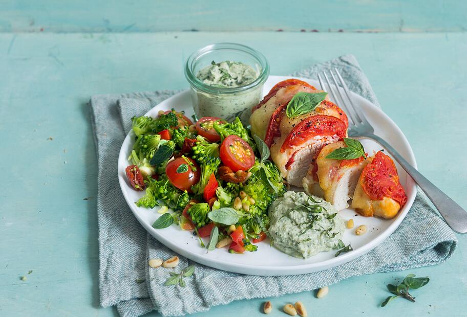 Überbackenes Tomate-Mozzarella-Hähnchen mit Brokkolisalat
