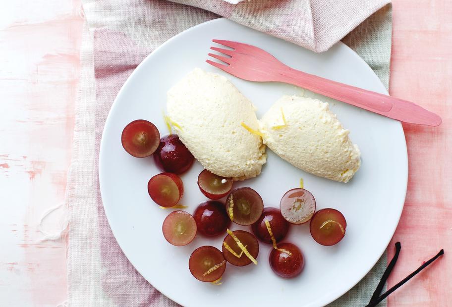 Vanillemousse mit Traubensalat