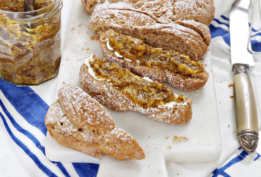 Vollkorn-Hefezopf mit Chia-Fruchtaufstrich