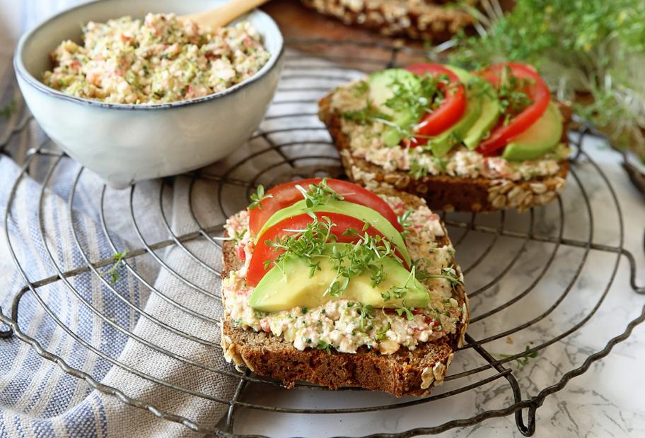 Vollkornbrot mit Hüttenkäse und Gemüsetopping