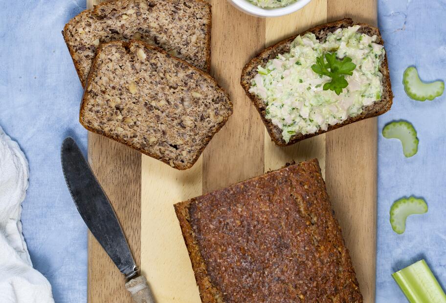 Walnussbrot mit Fleischsalat und Sellerie