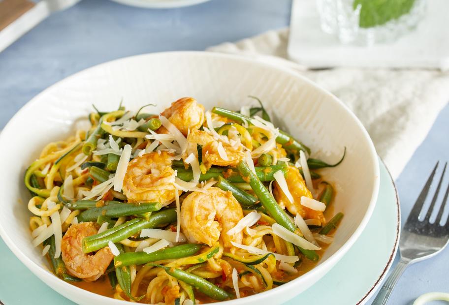 Zucchininudeln mit Garnelen und Soße
