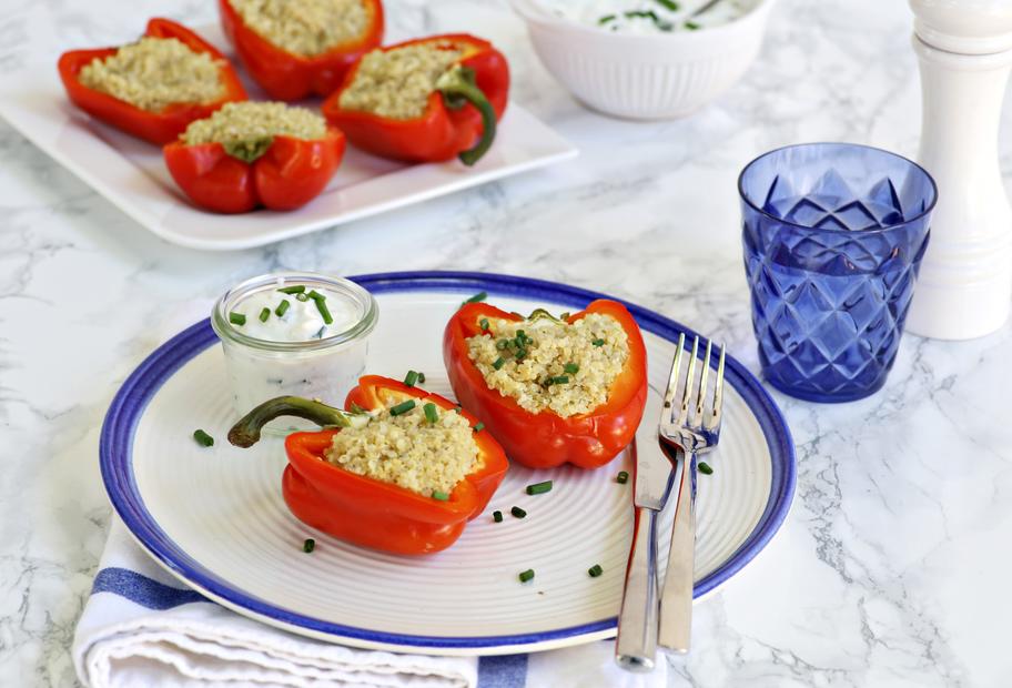 Gefüllte Paprika mit Quinoa und Quark-Dip