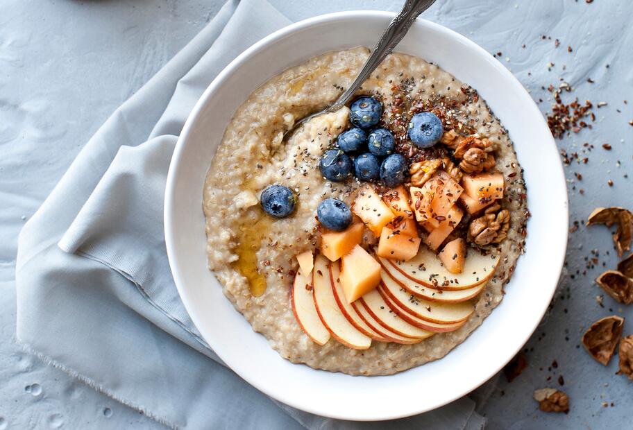Cremiges Porridge mit Apfel und Heidelbeeren