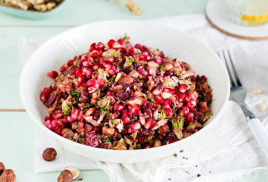 Rote-Bete-Brokkoli-Salat mit Nüssen und Granatapfel