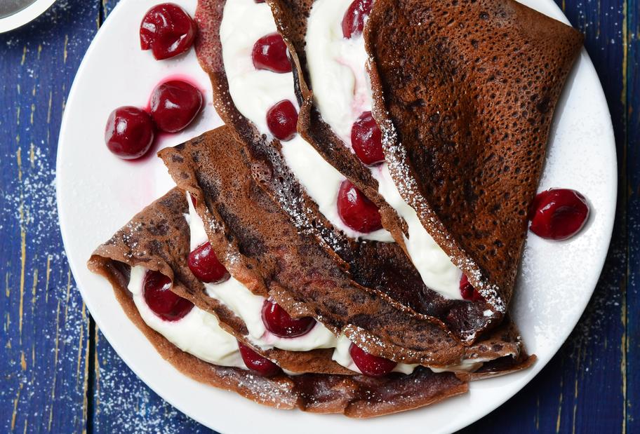 Schokoladenpfannkuchen mit Quark und Kirschen