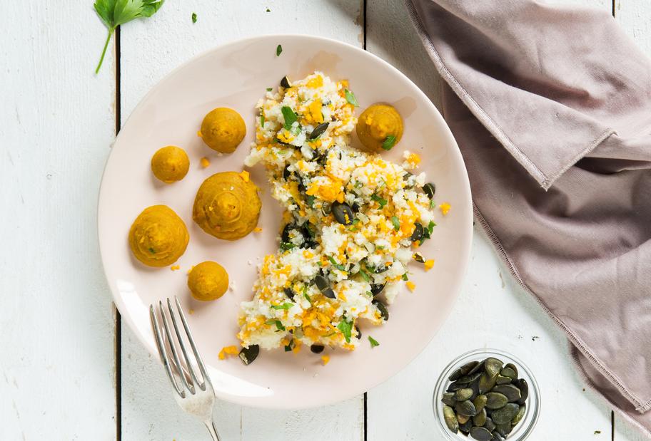 Low-Carb-Blumenkohlcouscous mit zweierlei Kürbis
