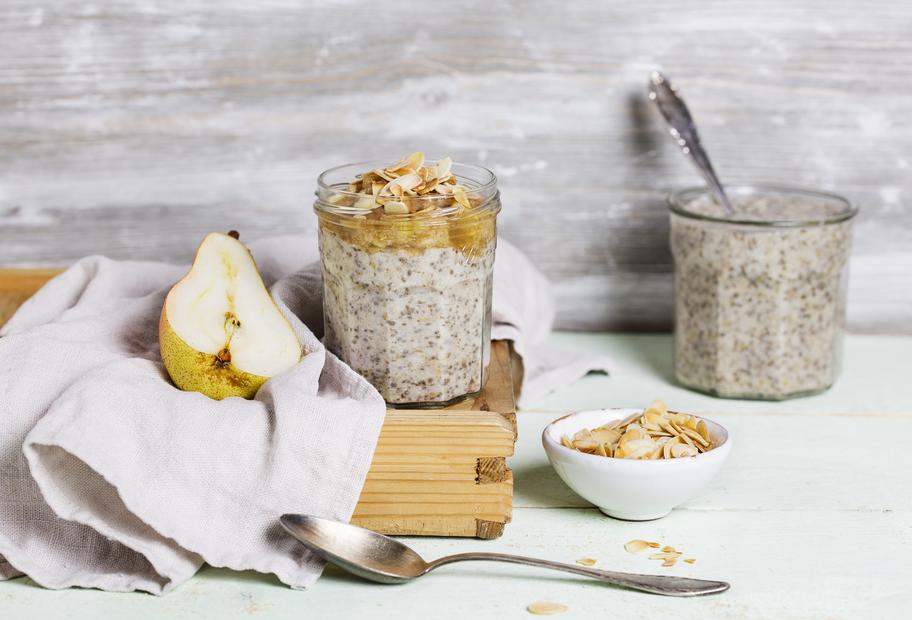 Chia-Mandelmilch-Pudding mit Obstpüree