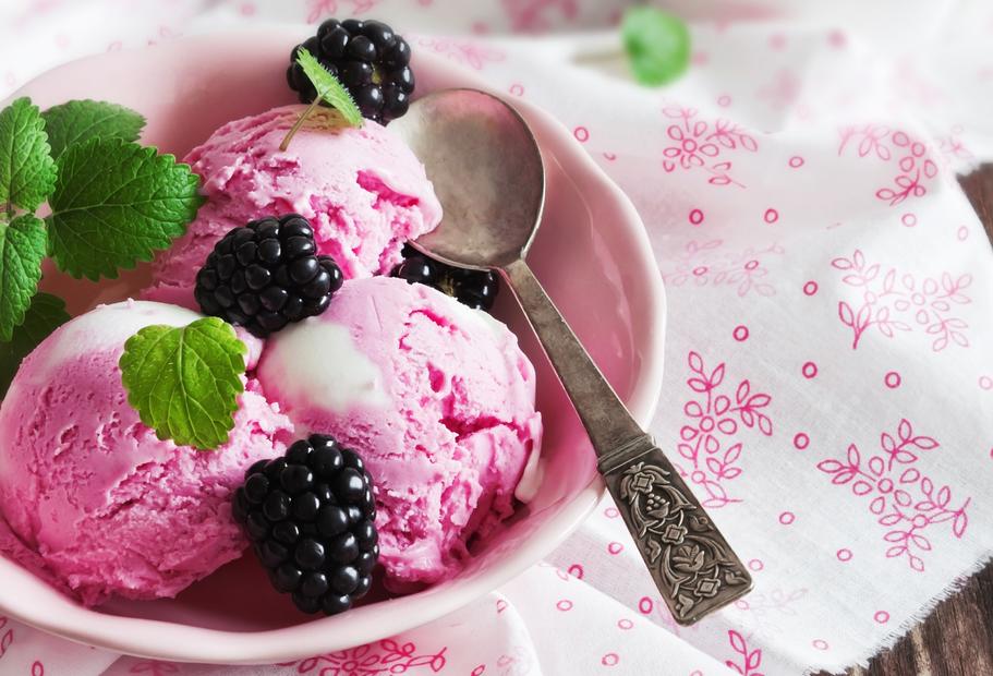 Cremiges Brombeereis mit Buttermilch