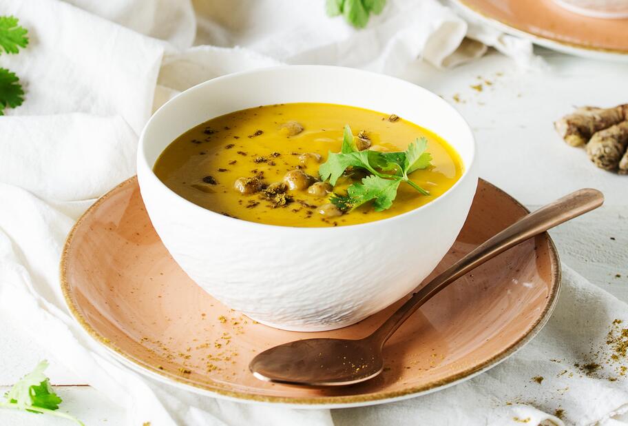 Curry-Kürbisuppe mit Kichererbsen