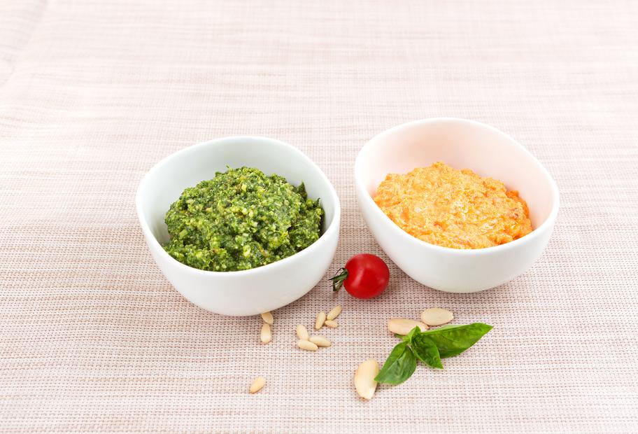 Mandel-Pesto mit Tomaten