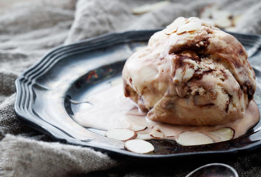 Sahniges Mandel-Schokoladeneis ohne Eismaschine