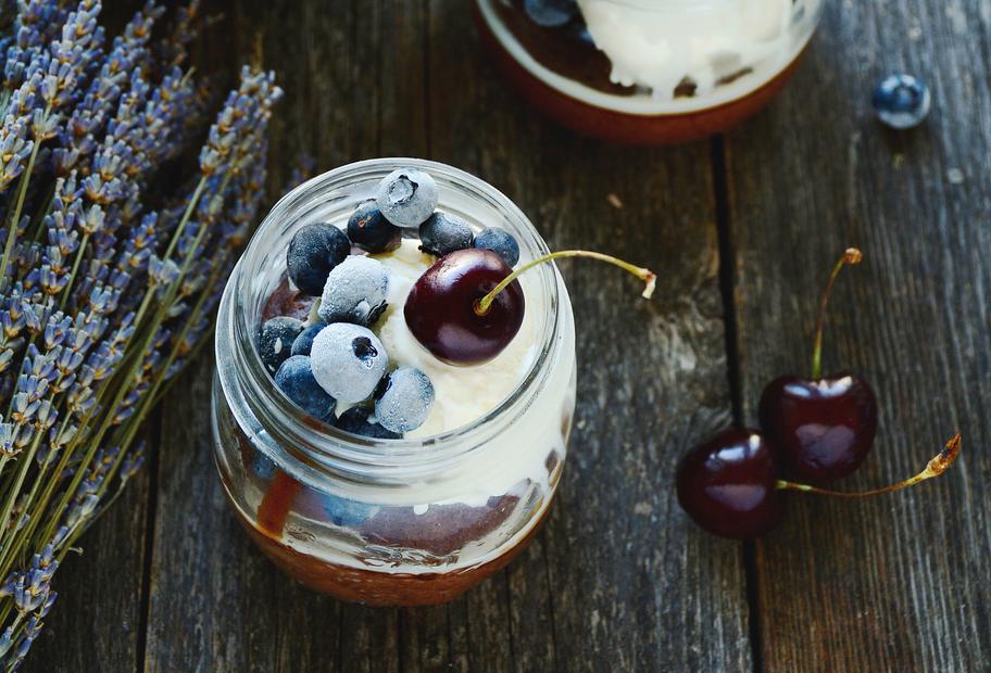 Mascarpone-Eis mit Schokokuchen im Glas