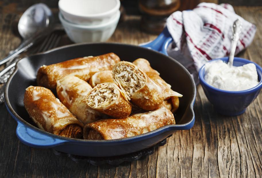 Pfannkuchenröllchen mit Hackfleisch und Reis