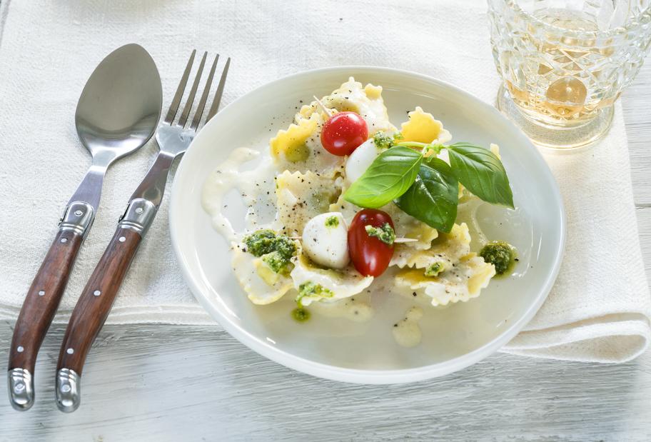 Ravioli mit Spinat und Käsesoße