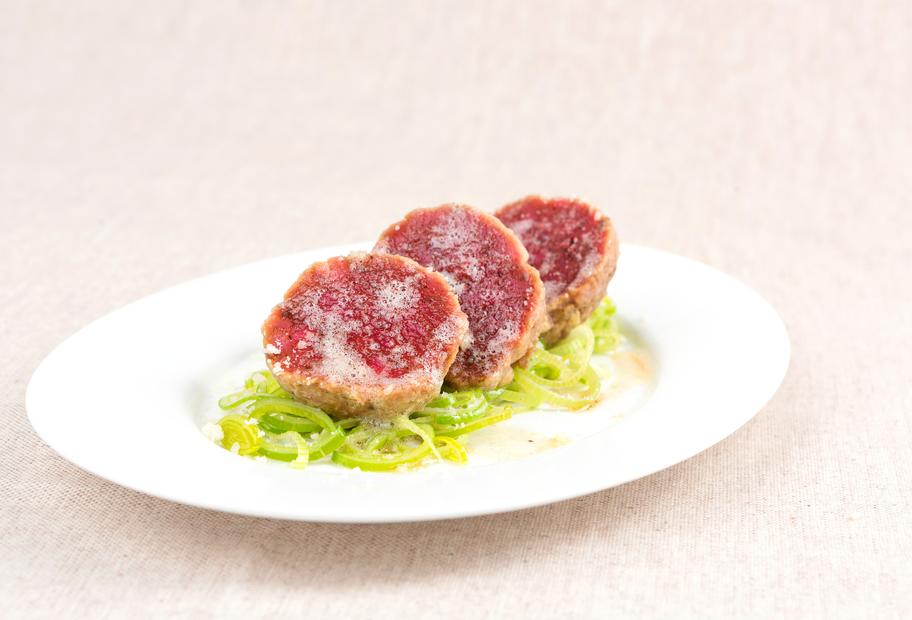 Rohnenknödel auf Lauchgemüse