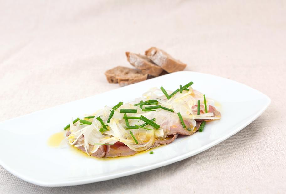 Saures Rindfleisch mit Zwiebeln