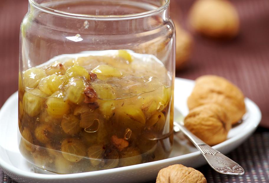 Stachelbeer-Walnuss-Kompott