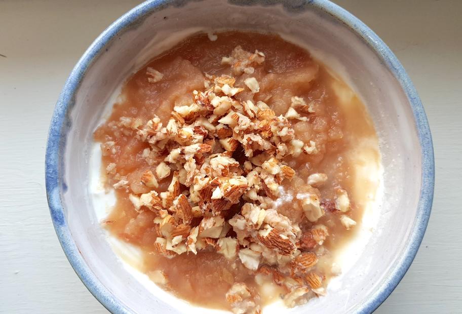 Apfelkompott mit Quark und Mandeln
