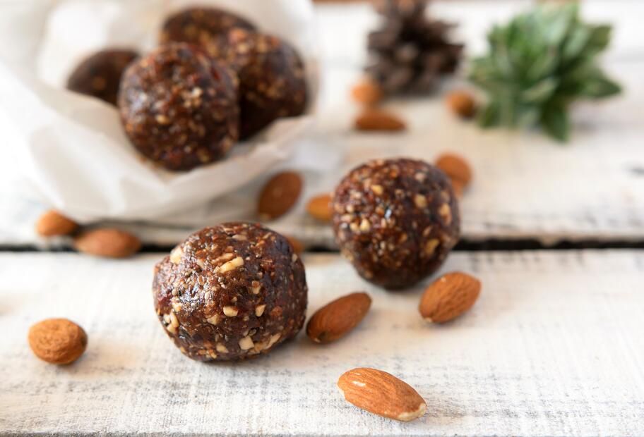 Vegane Powerballs mit süßen Datteln