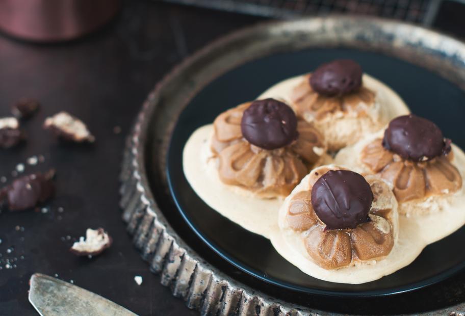 Cremiges Espressosemifreddo mit Schoko-Amarettini