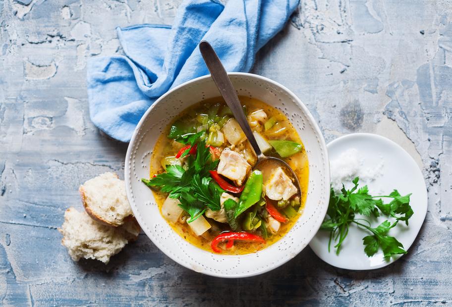 Fischsuppe mit buntem Gemüse
