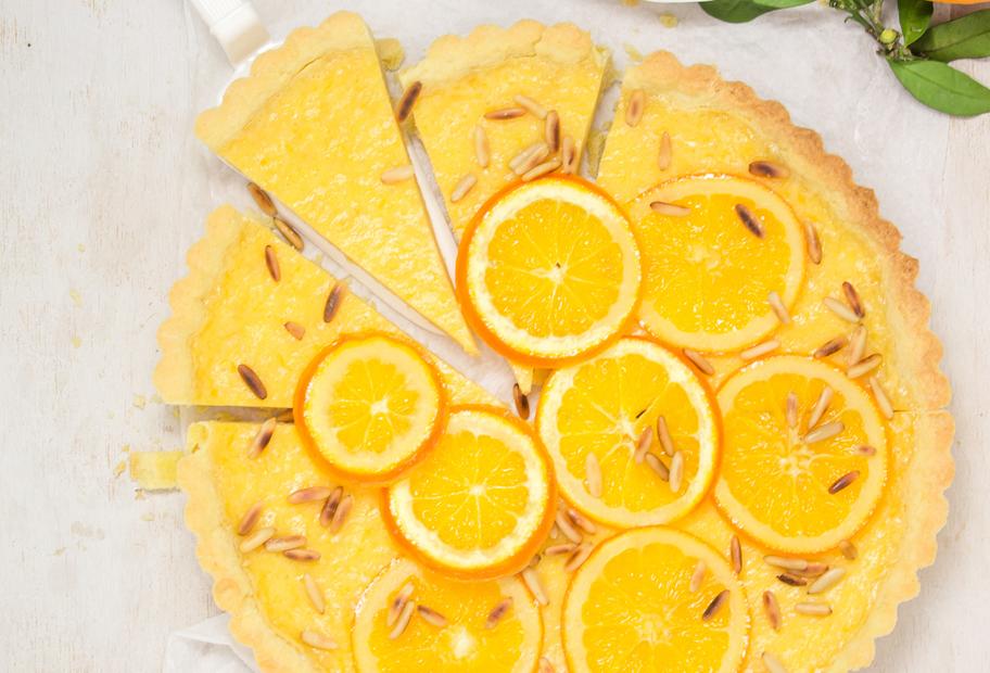 Orangentarte mit Pinienkernen
