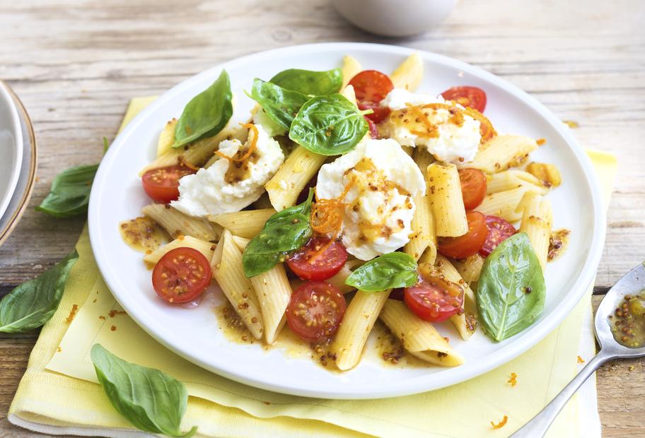 Pastasalat mit Mozzarella und Orangen-Senf-Dressing