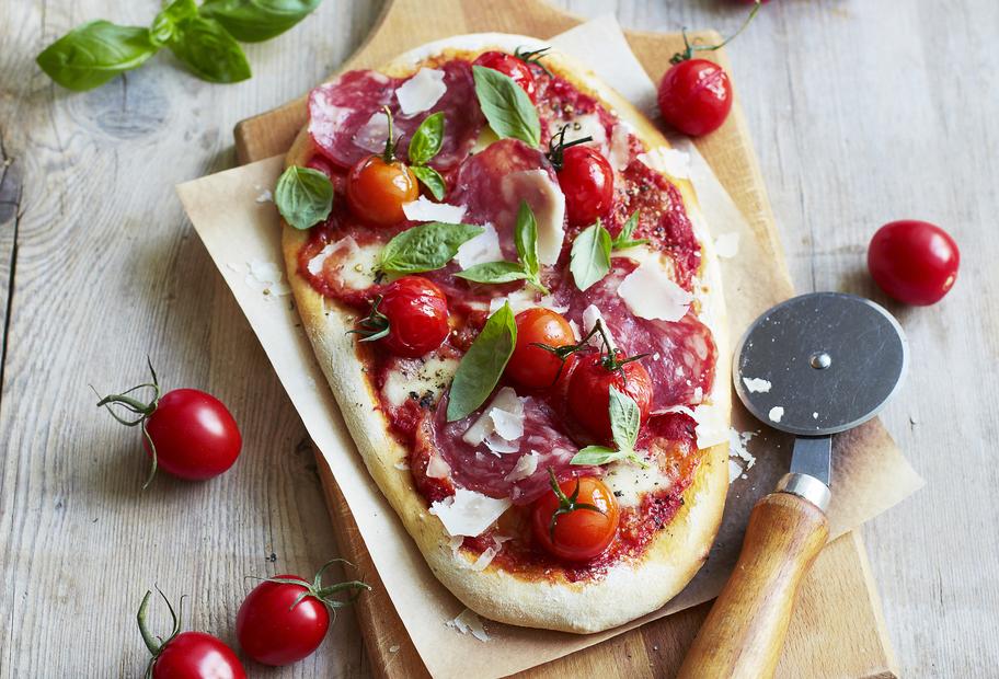 Knusprige Salamipizza mit Kirschtomaten