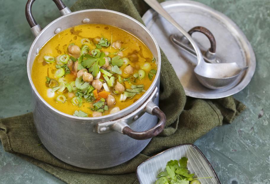 Vegane und gesunde Kichererbsen-Karotten-Suppe