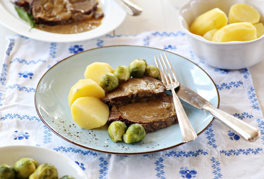 Sauerbraten mit Kartoffeln und Rosenkohl