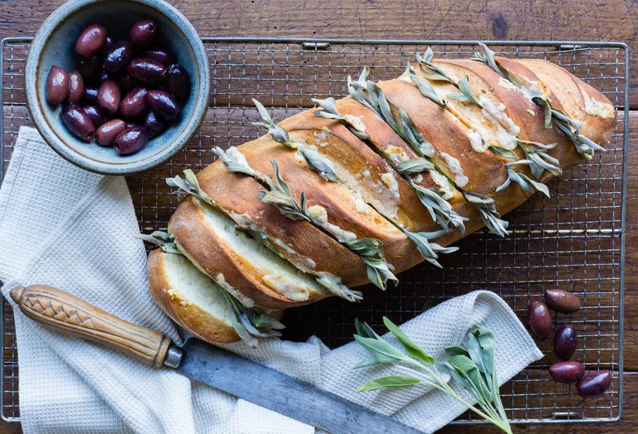 Das saftigste Kräuterbrot mit Knoblauchbutter