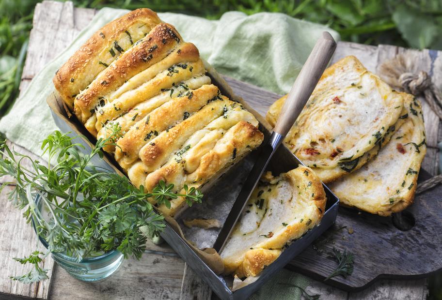 Fächerbrot mit Bärlauchbutter und Käse