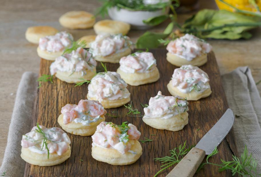 Lachstartar-Blätterteig-Häppchen