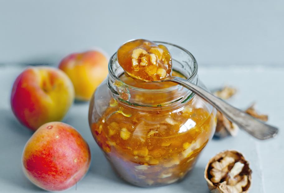 Pfirsichkonfitüre mit Walnüssen