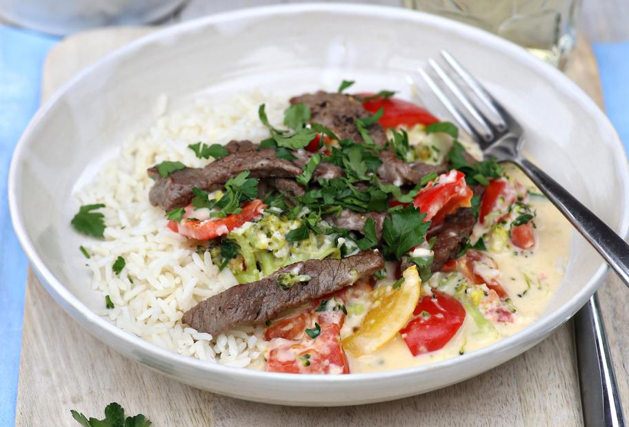 Buntes Gemüse mit Rindfleisch und Reis