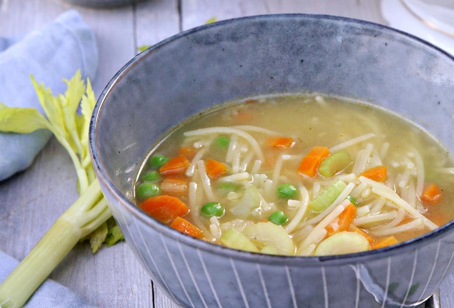 Frühlingssuppe mit Nudeln