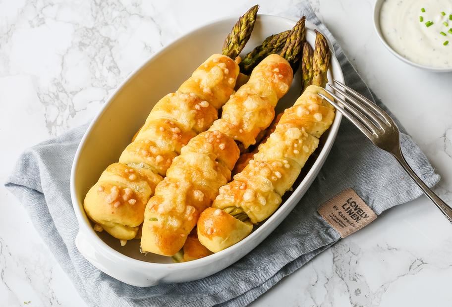 Grüner Spargel im Schlafrock