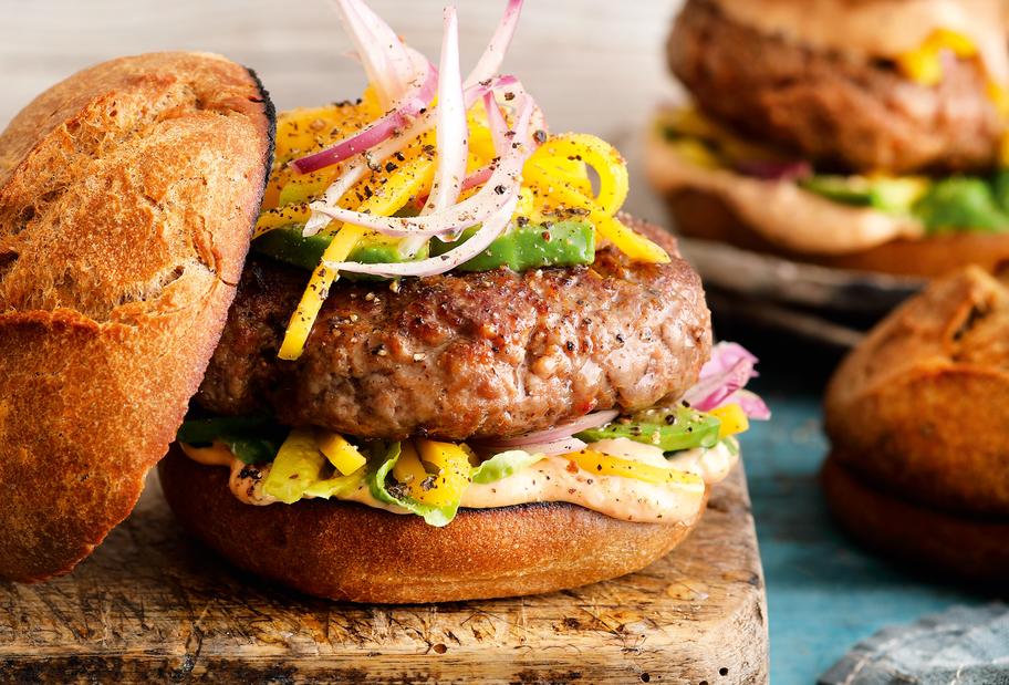 Hamburger mit fruchtig-scharfem Belag