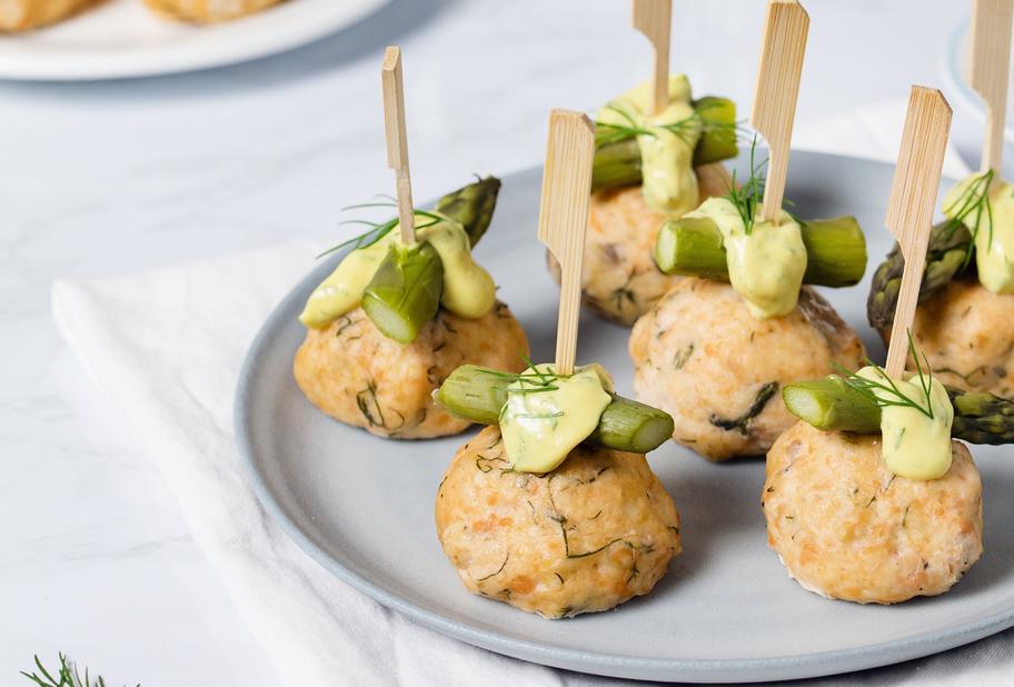 Lachsfrikadellen mit Spargel und Dillsoße