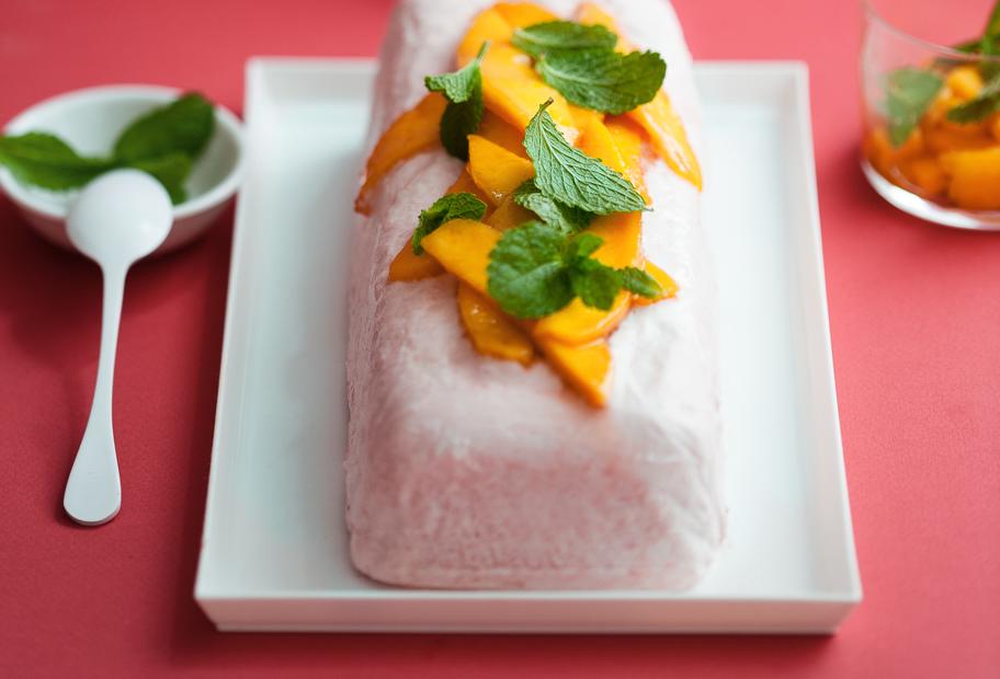 Semifreddo mit Mango-Minze-Salat