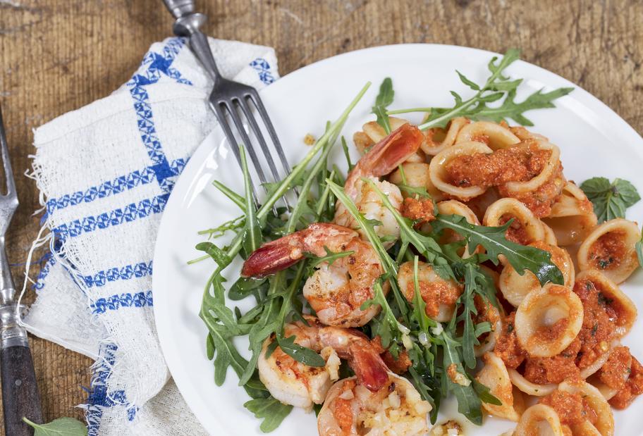Warmer Nudelsalat mit Garnelen und Paprika-Mandel-Pesto