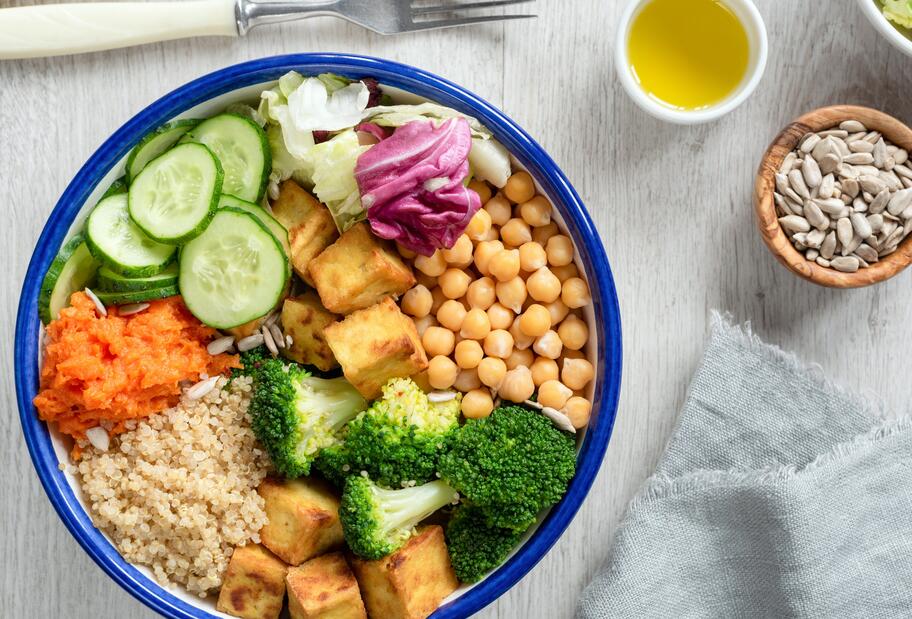 Buddha-Bowl mit Quinoa und Tofu