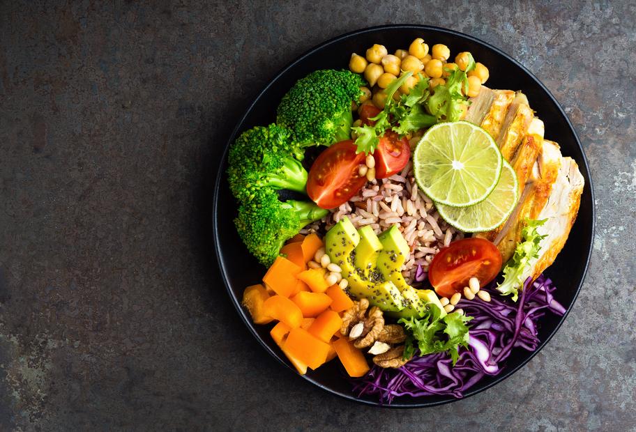 Buddha-Bowl mit Reis und Hähnchen